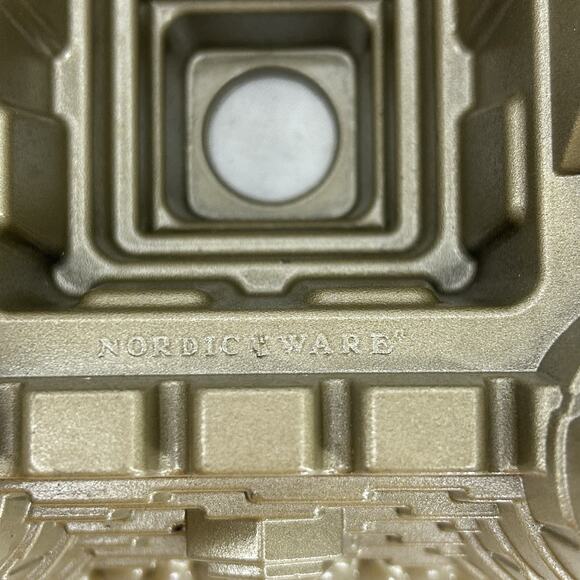 Nordic Ware Castle Bundt Cake Pan 10 Cup Cast Aluminum USA - Picture 8 of 14